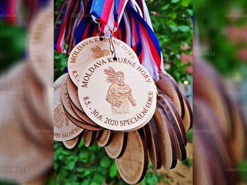 Medaile 70 mm - dřevo- motiv na přání