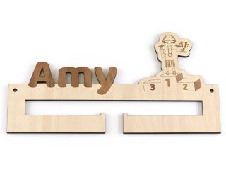 Věšák na medaile se jménem dítěte